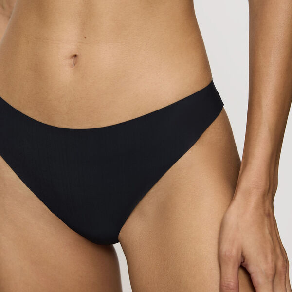 Pretty Micro String, black, Triumph