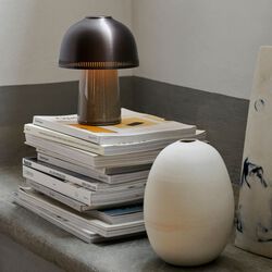 Raku SH8 transportabel bordlampe, beige grey/bronzed, &Tradition