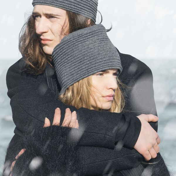 Pleece lue, m&oslash;rkegr&aring;, Design House Stockholm