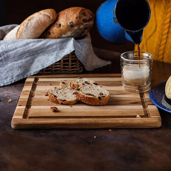 ESSENTIAL skj&aelig;rebrett med saftrille, TeakHaus